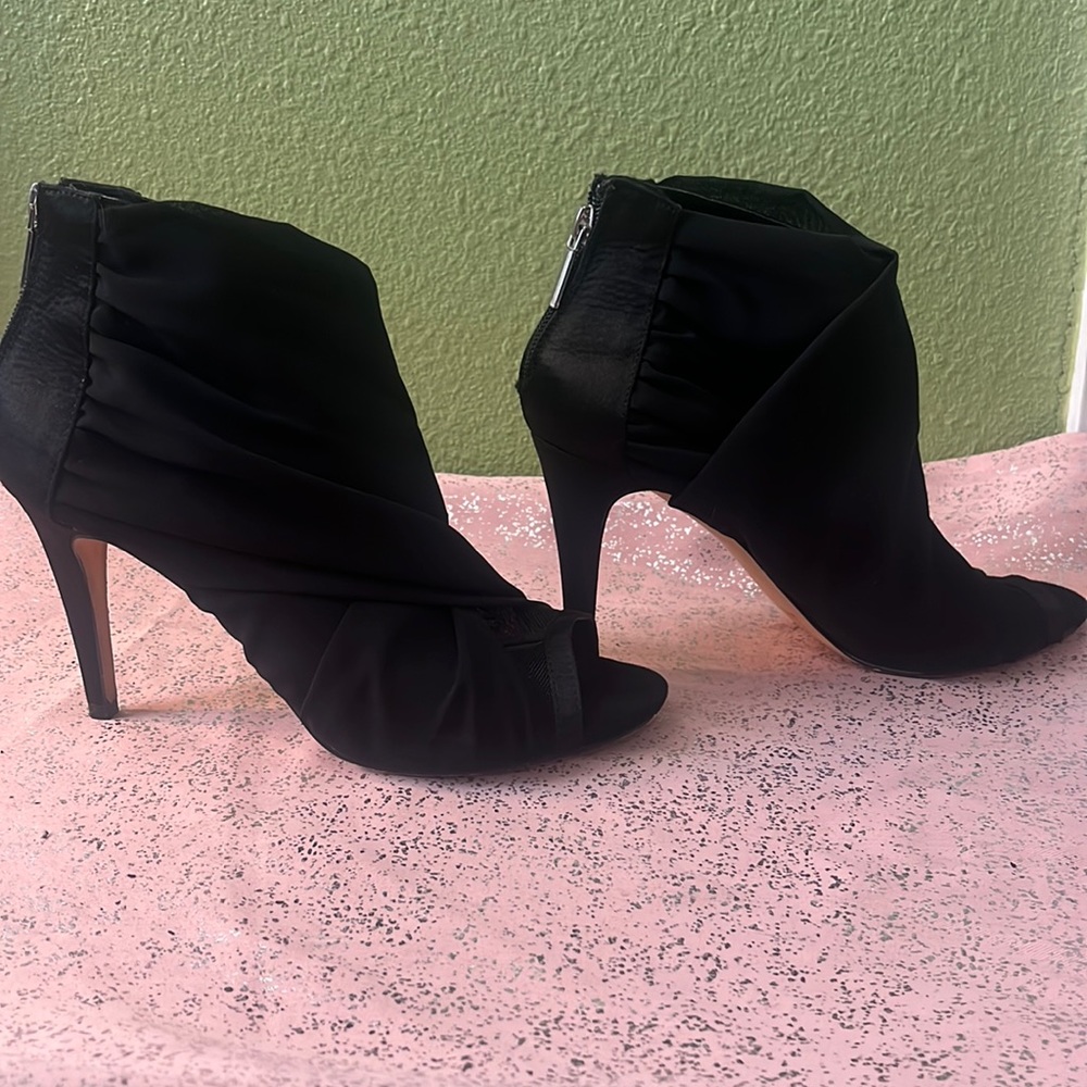 $35 Like new Black Sheer and Mesh Express Zip back bootie heels size 9